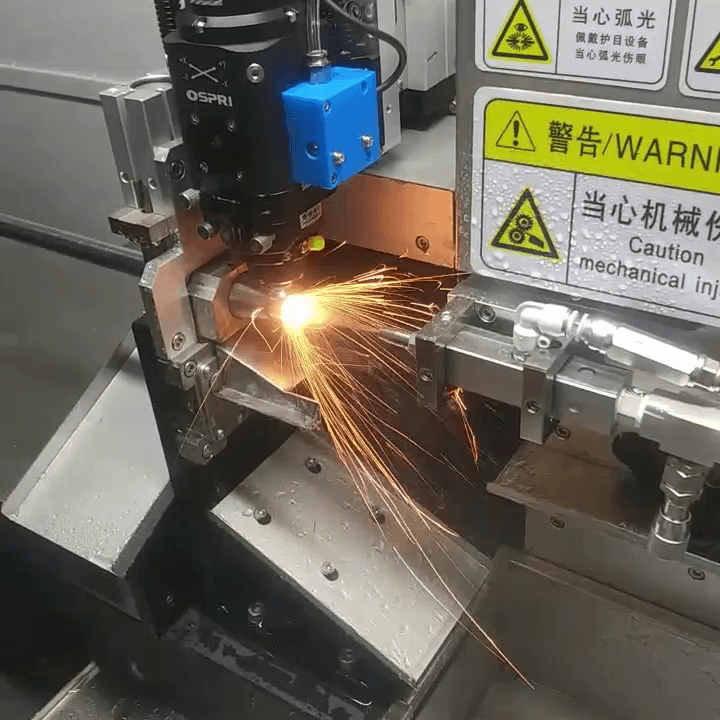 パイプ加工の様子